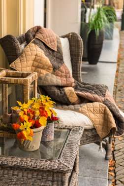 Si quieres seguir disfrutando de tu terraza aunque bajen un poco las temperaturas, desde Gesfime vamos a proponerte algunas ideas para que aproveches tu espacio al aire libre también en otoño. El aprovechamiento del sol en una vivienda depende de su orientación, en el caso de nuestro país, la mejor orientación es el sur y el este, ya que de este modo se aprovechan todas las horas de sol durante todo el año. Por lo tanto, la terraza debería apuntar en esa dirección. En el caso de que no tengas orientada a la terraza a esos puntos cardinales siempre puedes aplicar estas ideas: Plantearte la idea de tener una terraza semicerrada, para que en esta época puedes aprovechar mejor esa zona. Asimismo, si le añades una chimenea, se convertirá en una zona muy acogedora y que también podrás aprovechar en invierno. Si el tamaño de tu terraza no te permite colocar una chimenea de obra, siempre puedes poner estufas o cualquier chimenea de exterior. Otra posibilidad puede ser instalar cortinas de cristal, es decir, paneles de vidrio transparentes que se adaptan tanto a las condiciones como las dimensiones de tu terraza y que son perfectamente configurables en cuestión de cerramiento y de plegado. De este modo podrás utilizar tu terraza los 365 días del año. Siempre hay que tener en cuenta los materiales que utilicemos en nuestra terraza para que sea más cálida. En estos meses que refrescan las temperaturas, lo ideal son las maderas naturales, especialmente para exterior, y buscar mantas de lana y tejidos más invernales para poder disfrutar de una buena lectura en tu terraza. Una de las cosas a considerar en estos meses, es que la luz se va mucho antes, por lo tanto tendrás que mejorar la iluminación para poder disfrutar de la terraza durante más tiempo. Pon guirnaldas de exterior y añade velas para conseguir un ambiente cálido y acogedor. Con estas ideas podrás seguir disfrutando de tu terraza durante todo el año.